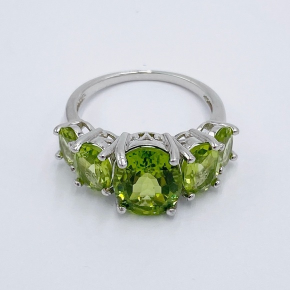 Sterling Silver Green Stone Ring - Picture 2 of 9